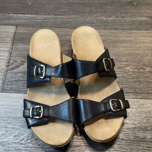 Dansko Black Double Strap Sandals with Buckles woman’s size 40 (j39)
